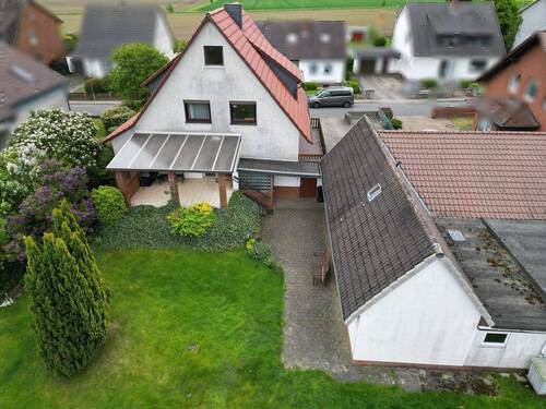 Drohne - Blick vom Garten auf die überdachte Terrasse - 5 Zimmer Einfamilienhaus in Sehlde