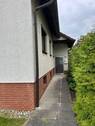 Seitlich am Haus zum Eingang - 