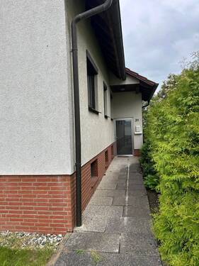 Seitlich am Haus zum Eingang - 