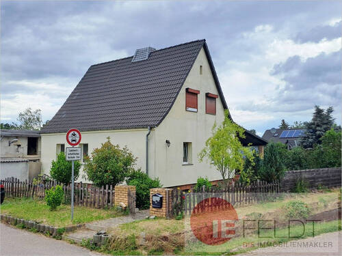 Außenansicht - Teilmodernisiertes Einfamilienhaus mit überdachter Terrasse, Nebengelass, Garage + großem Grundstück