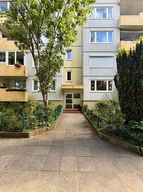 Ansicht Hauseingang - Bezugsfreie 3-Zimmer-Whg. mit Essdiele und Balkon Helsinkistraße, Kiel