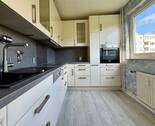 Küche mit Fenster und EBK - 