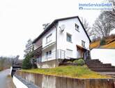 Titelbild - Renovierungsbedürftiges und vermietetes Einfamilienhaus in idyllischer Lage mit viel Potenzial