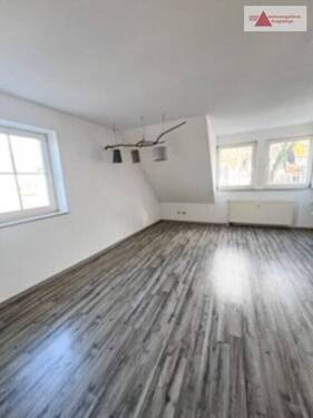 Wohnzimmer - Moderne 1-Raum-Wohnung mit Einbauküche und PKW-Stellplatz im Zentrum von Schlettau!