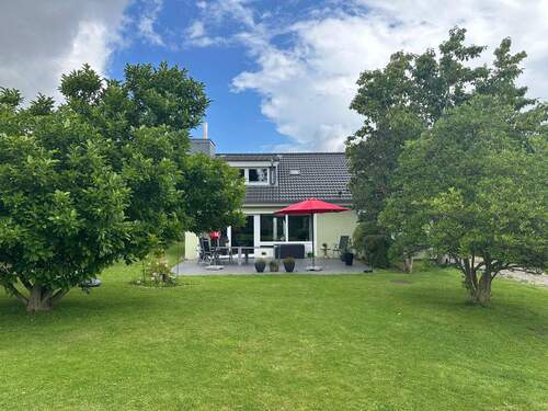 Blick vom Garten auf das Haus - Modernisiertes Einfamilienhaus auf großzügigem Grundstück mit Blick ins Grüne
