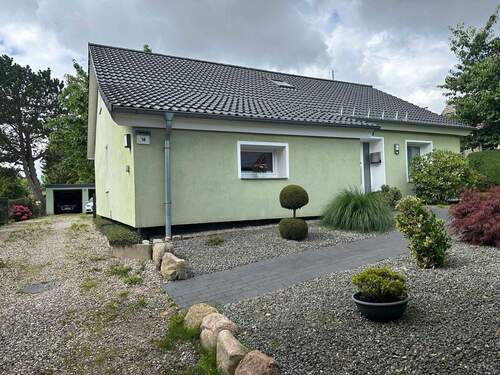 Ansicht Straßenseite mit Auffahrt - Einfamilienhaus mit 120,00 m&sup2; in Schwartbuck zum Kaufen