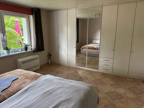 Schlafzimmer mit Einbauschrank - 