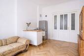 Wohnzimmer mit Blick zur Küchenzeile - Etagenwohnung mit 44,00 m&sup2; in Berlin zum Kaufen