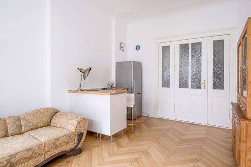 Wohnzimmer mit Blick zur Küchenzeile - Etagenwohnung mit 44,00 m&sup2; in Berlin zum Kaufen
