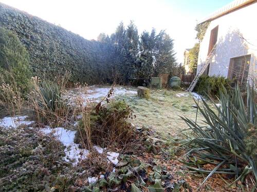 Garten und Garage am Haus - 