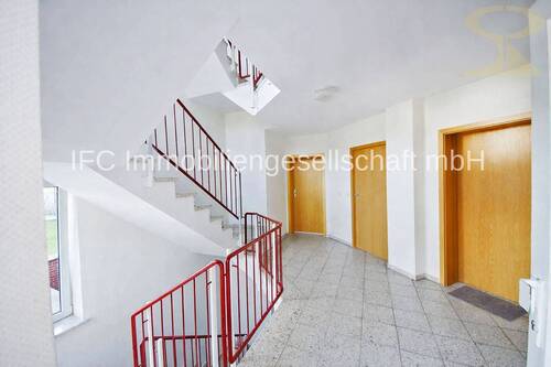 Hausflur / Treppenhaus im EG - 3 Zimmer Etagenwohnung in Dessau-Roßlau