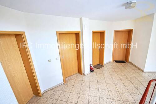 Hausflur / Treppenhaus im EG - Etagenwohnung mit 75,00 m&sup2; in Dessau-Roßlau zum Kaufen