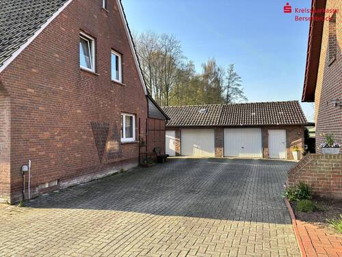 Hofauffahrt, Garage - 8 Zimmer Einfamilienhaus in Bersenbrück