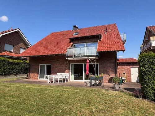 Gartenansicht - Hochwertige Eigentumswohnung mit Garten, Kamin und Garage - gepflegtes Wohnen auf einer Ebene