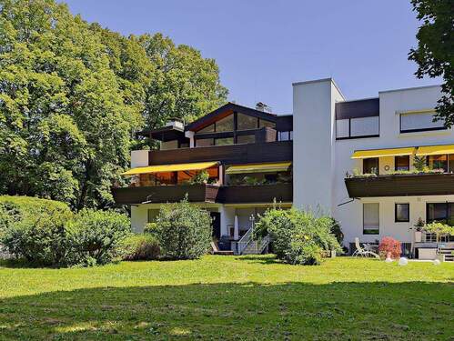 02_Fassade und Garten - 4 Zimmer Etagenwohnung zum Kaufen in München