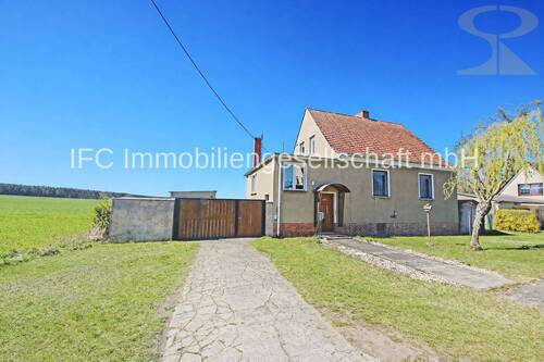 Hausansicht / Straßenseite - Einfamilienhaus in idyllischer Randlage von Dessau-Roßlau OT Natho