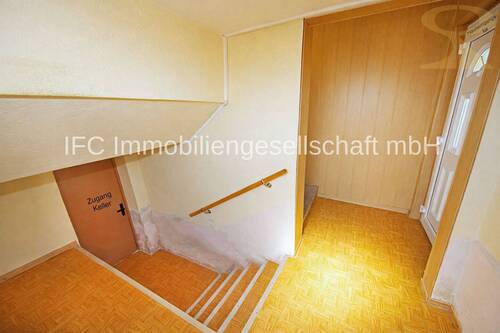 Hauseingangsbereich / Treppe in den Keller - 