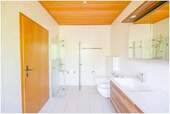 Badezimmer im Erdgeschoss - 