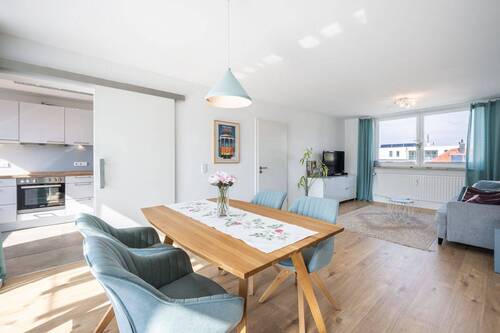 Wohnzimmer - AIGNER - Helle, sanierte 3-Zimmer-Wohnung mit Balkon in zentraler Lage von Starnberg