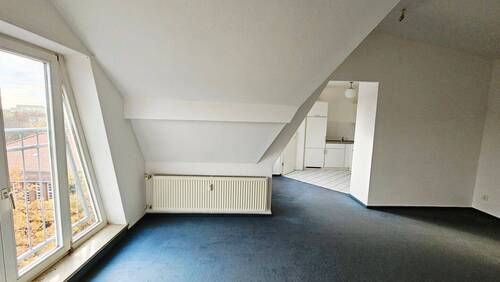 Wohnzimmer mit Blick zur Küche - 