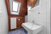 Praktisches WC mit Waschbecken im OG - 