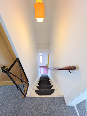 Holztreppe - 4 Zimmer Reihenhaus in Kleve