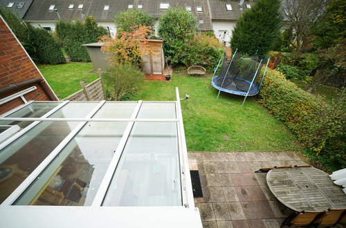 Blick vom Balkon in den Garten - 