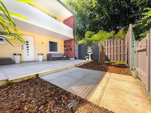 Eingangsbereich mit Terrasse - Marßel Kernsanierte, seniorengerechte 3-Zimmerterrassenwohnung mit Garage und Garten in guter Lage