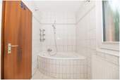 Badezimmer mit Wanne - 