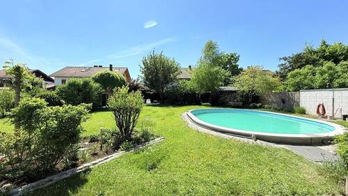 Blick zum Pool und Garten - … AIGNER - elegantes Domizil in niveauvoller Umgebung mit großem Salzwasserpool + Baugrundstück ...