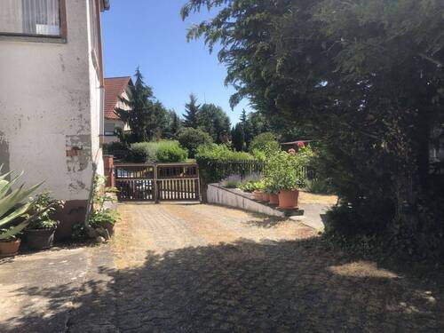 Einfahrt zum Grundstück - Einfamilienhaus mit 120,00 m² in Stößen zum Kaufen