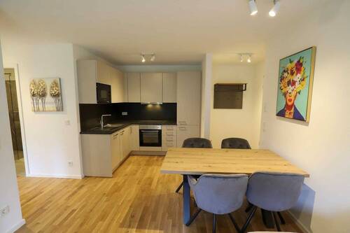 Wohnen-Essen - ** Feldrandlage** Vollmöblierte 2-Zimmer-Wohnung mit Einbauküche und Abstellraum