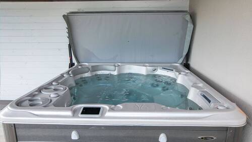 Jacuzzi - 