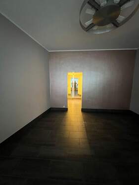 Laden mit Blick zum Nebenraum.jpg - 