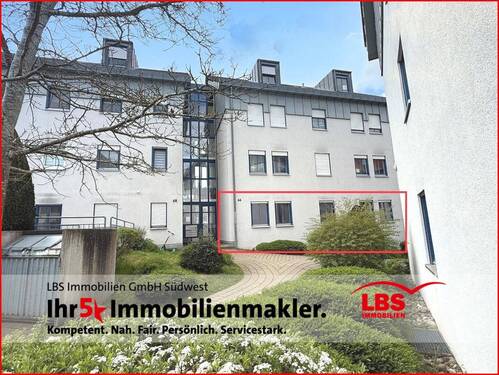 Eingangsbereich mit gepflegter Außenanlage - Sofort verfügbar! Helle 4-Zimmer- Erdgeschoss-Wohnung mit Balkon, Tiefgaragen- und Außenstellplatz