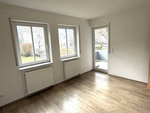 Heller Wohn-/Essbereich mit Balkonzugang - 