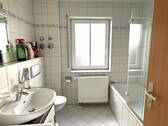 Tageslichtbad mit Wanne/Dusche - 