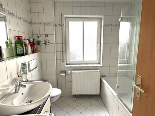 Tageslichtbad mit Wanne/Dusche - 