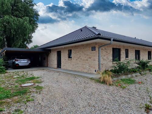 MFH Bungalow - Neuwertiger Bungalow in ruhiger Lage mit Carport und Abstellräumen