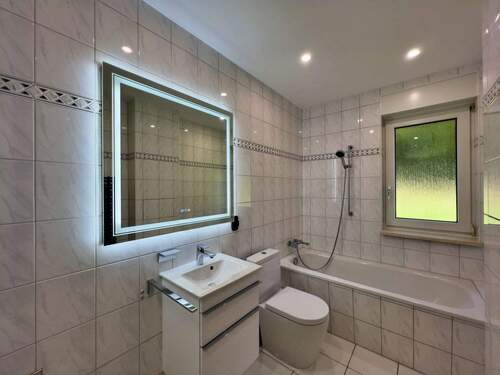 Wannenbad mit Fenster - 