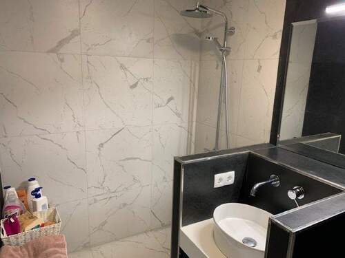 Bad mit Dusche - 