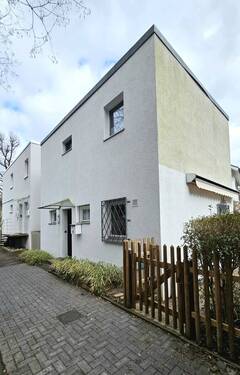 Hausansicht - Hauptstadtmakler-Bezugsfreie Doppelhaushälfte mit Garage in Top-Lage