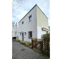 Hauptstadtmakler-Bezugsfreie Doppelhaushälfte mit Garage in Top-Lage - Berlin Dahlem