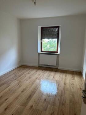 Wohnzimmer - Renovierte 2 Zimmer Wohnung - SOFORT VERFÜGBAR