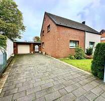 Doppelhaushälfte mit viel Potenzial, großzügigen Garten, Garage und Stellplätzen - Köln / Worringen