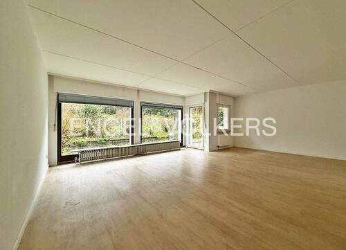 Wohnzimmer - 7 Zimmer Einfamilienhaus in Usingen