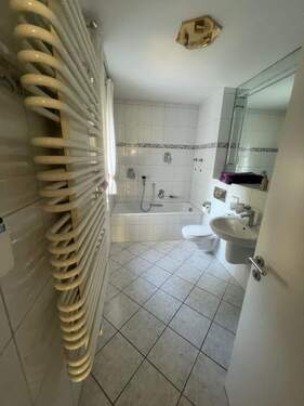 Badezimmer mit Wasse und Dusche.jpeg - 