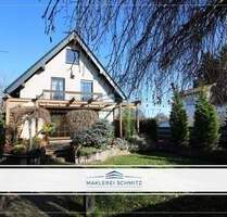 Hochwertig! Ideales Familienhaus mit schönem Garten, Garagen und Innenpool zentral in Niederkassel