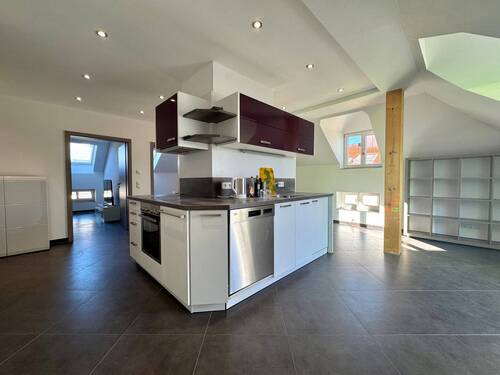 Küche und Esszimmer - Über den Dächern von Kempten: Hochwertig sanierte Stadtwohnung mit Balkon