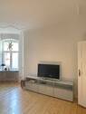 Fernsehbereich im Wohnzimmer - 2 Zimmer Etagenwohnung zur Miete in Berlin